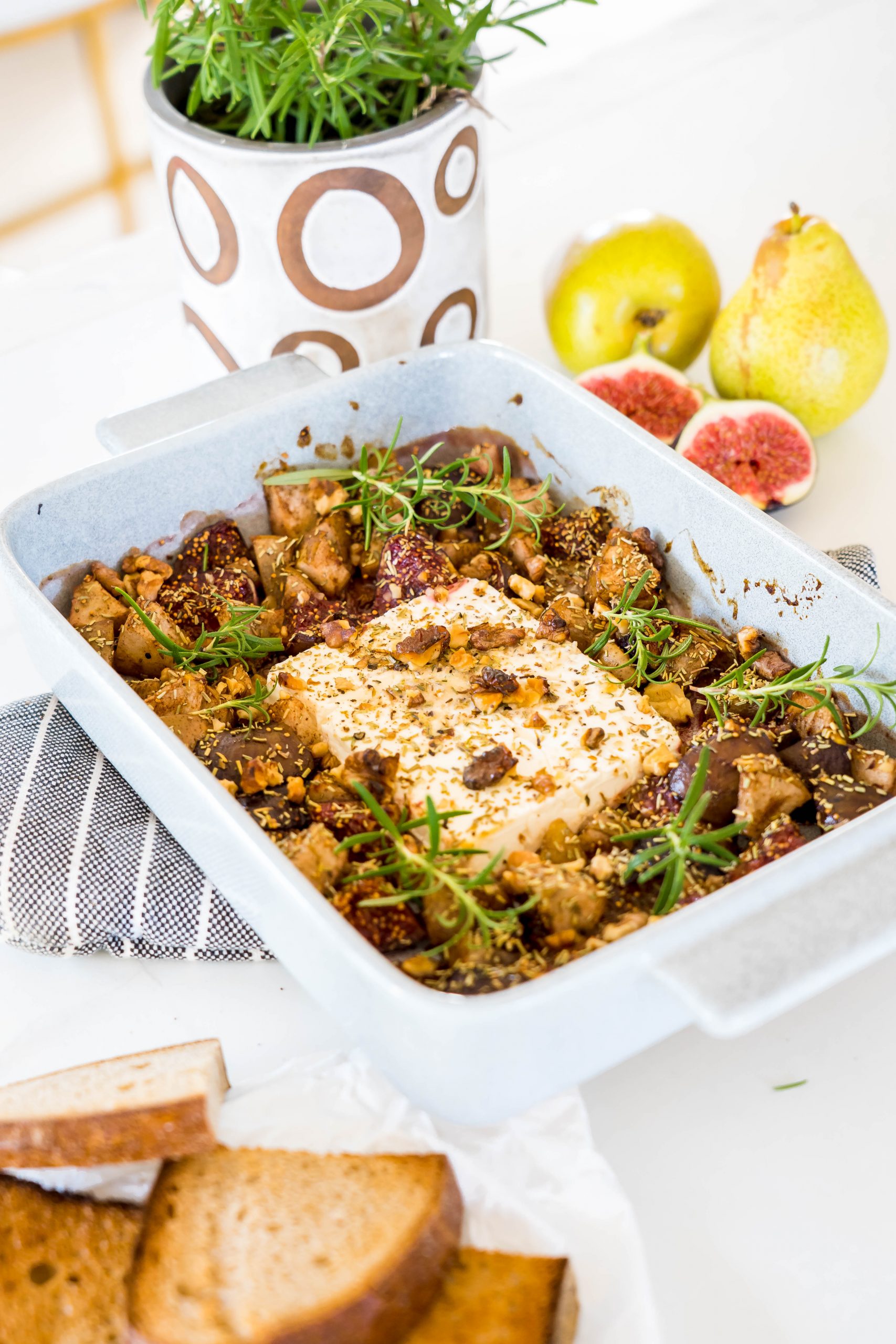 Ofen Feta mit karamellisierten Feigen, Birnen &amp; Walnüssen