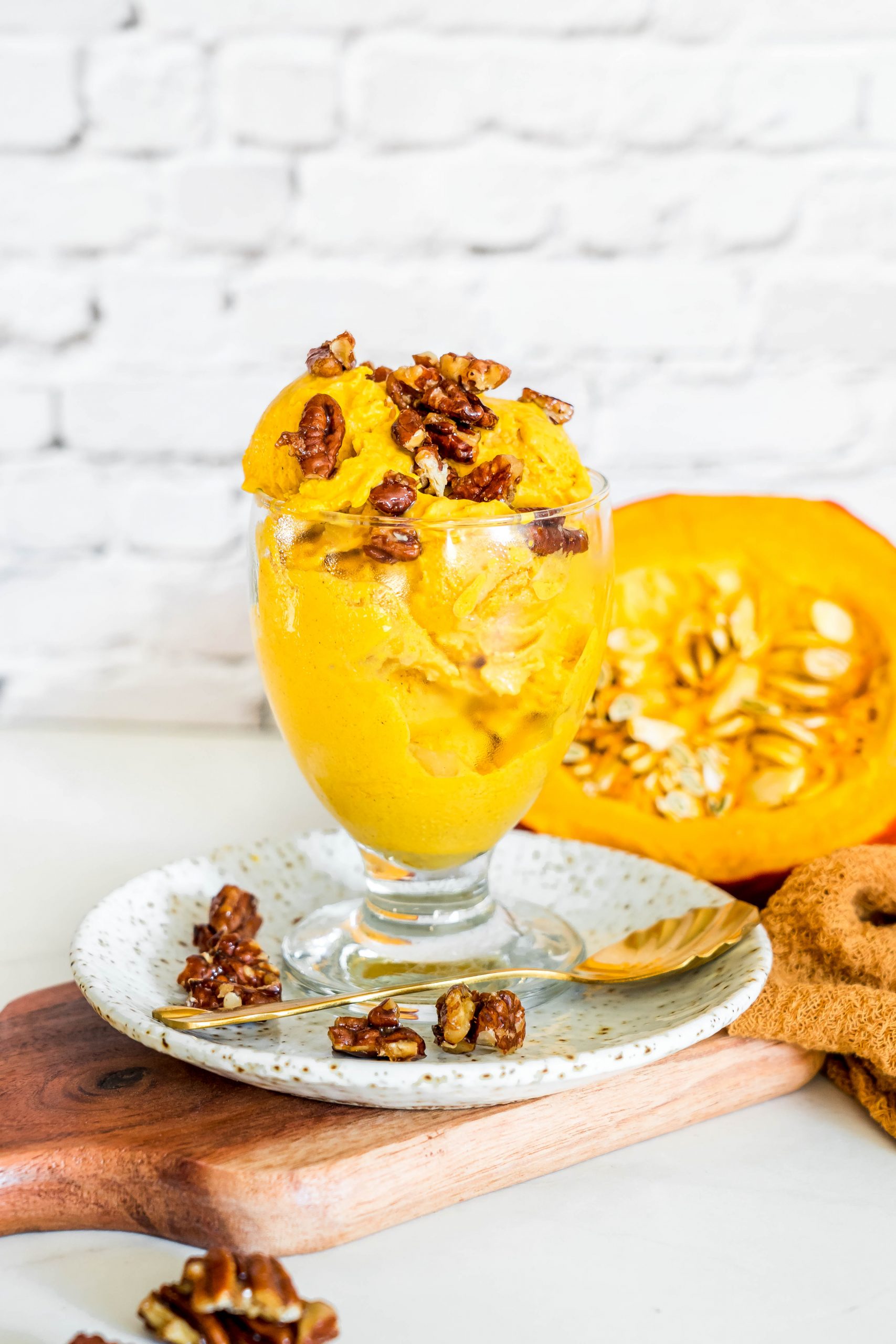 Kürbis Eis mit karamellisierten Pekannüssen