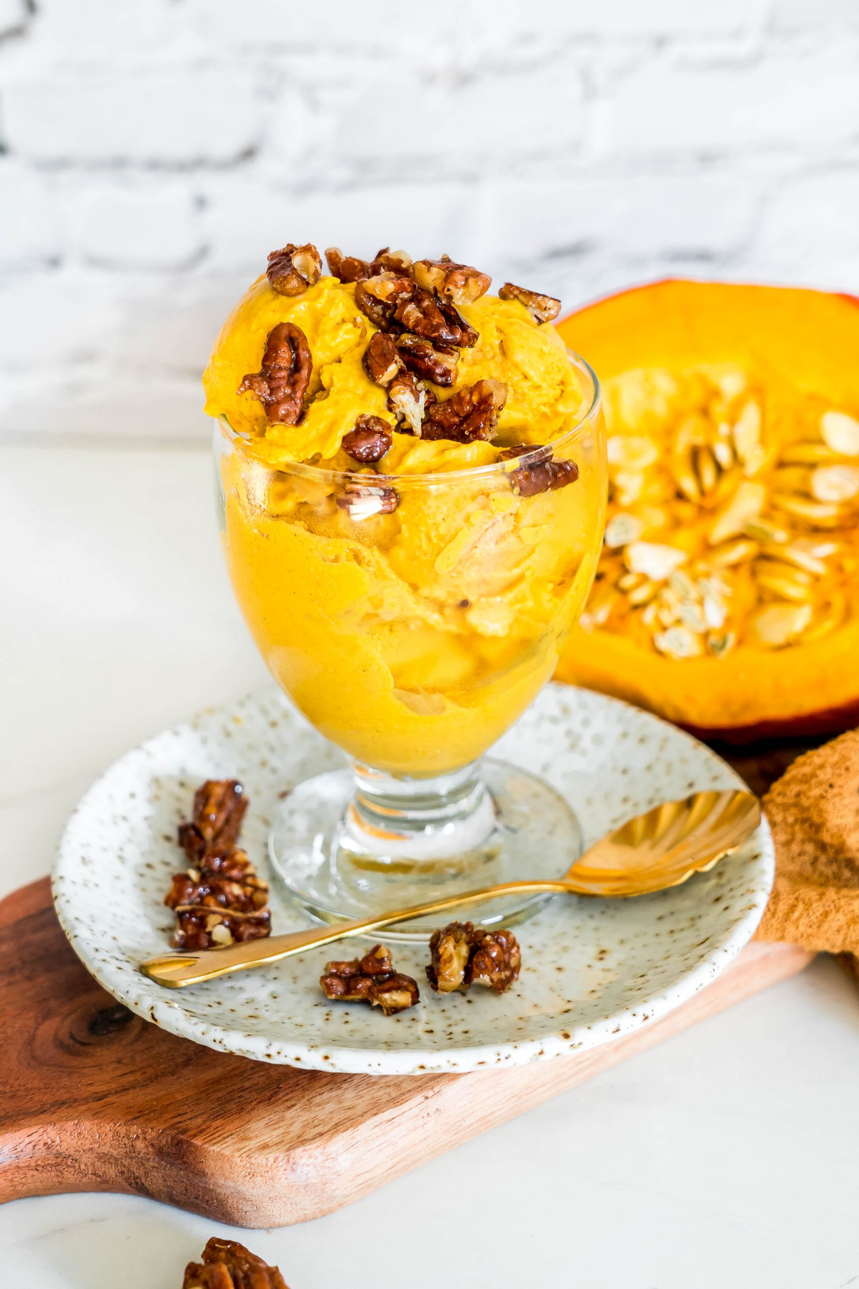 Kürbis Eis mit karamellisierten Pekannüssen