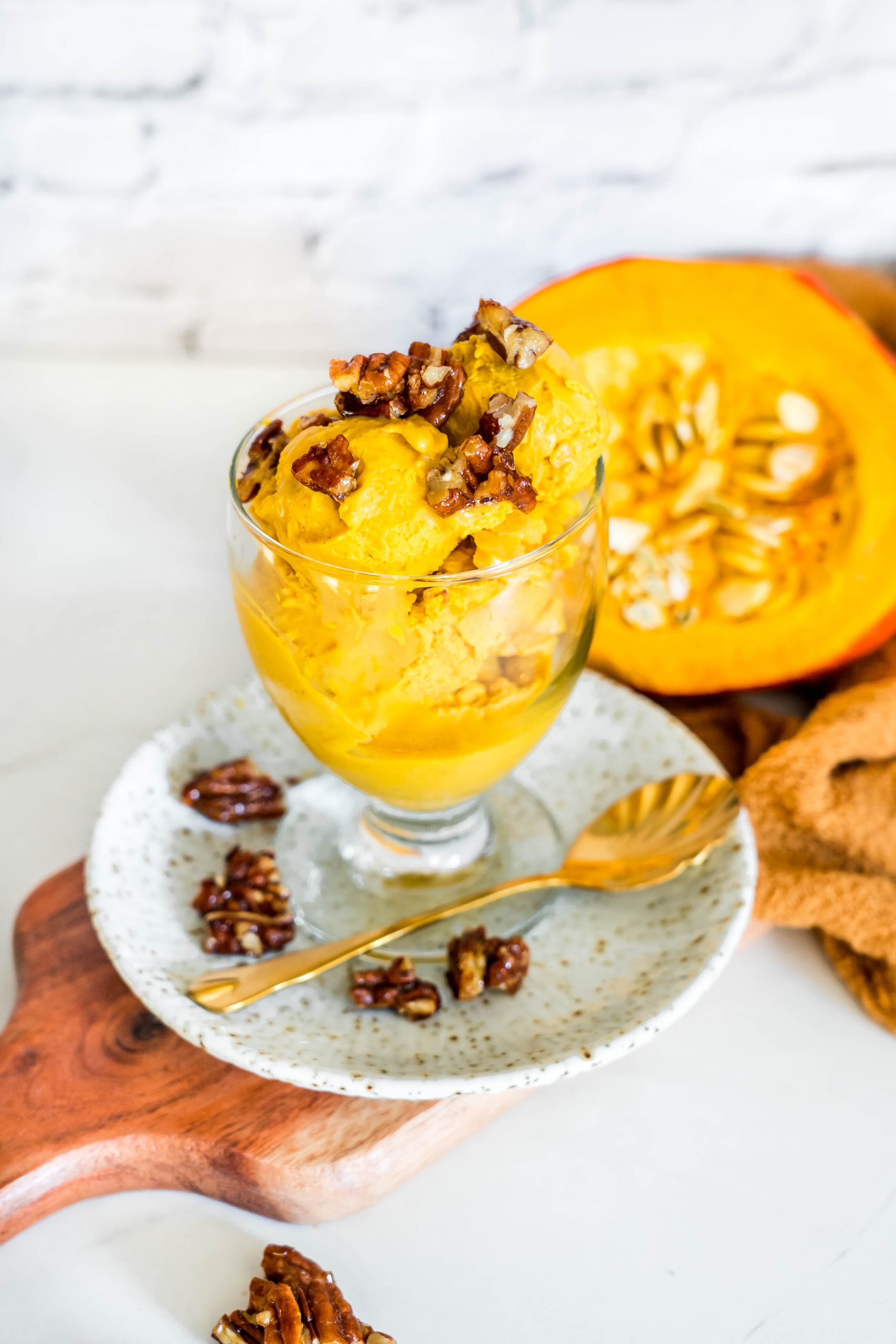 Kürbis Eis mit karamellisierten Pekannüssen