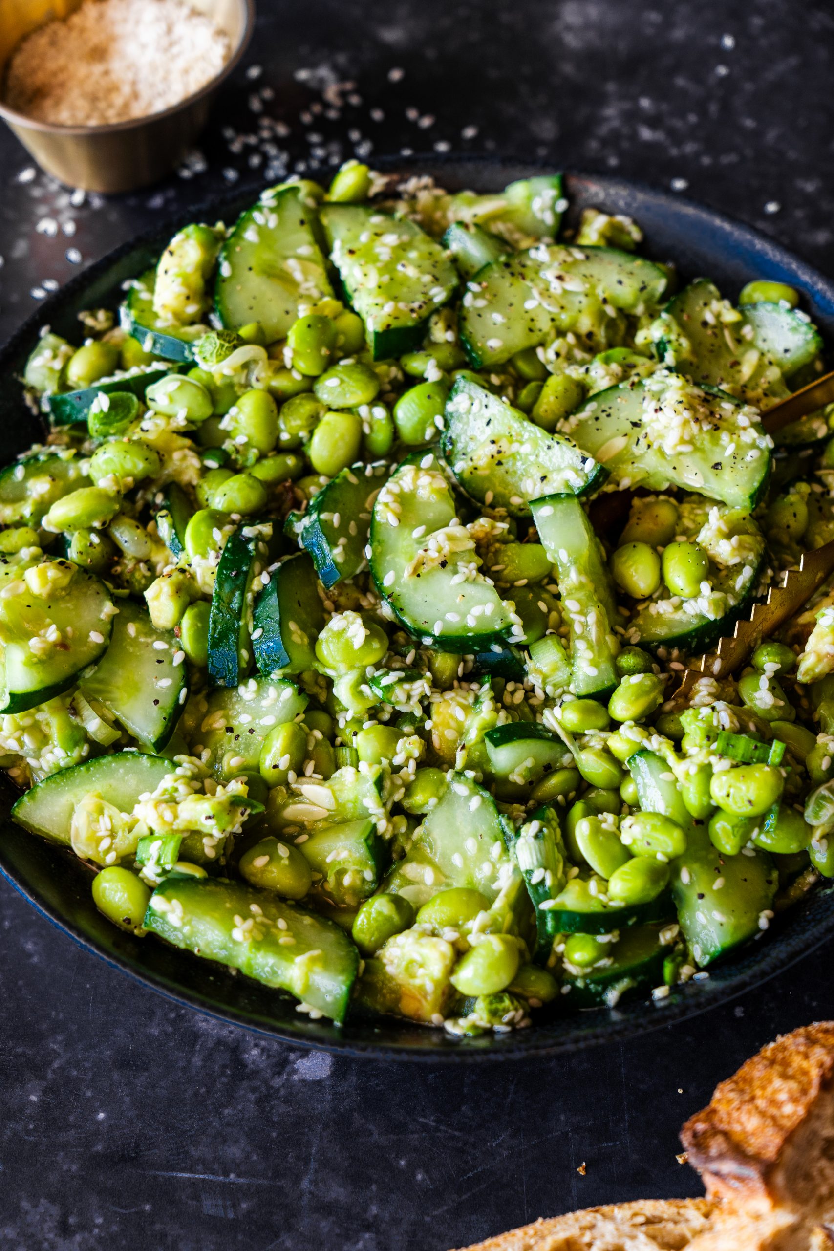 Asiatischer Gurken Edamame Salat mit Sesam Ingwer Dressing